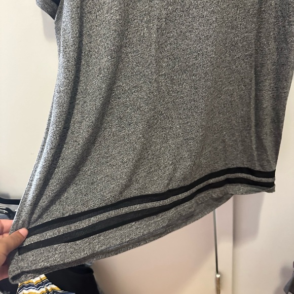 H&M Gray & Black Mesh Striped Baseball T-Shirt - Picture 4 of 5